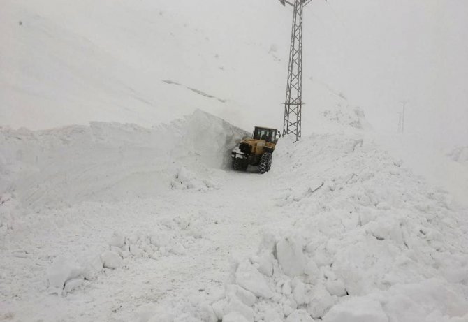 Ekiplerin 2,5 Metre Karla Zorlu Mücadelesi