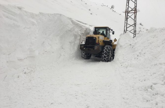 Ekiplerin 2,5 Metre Karla Zorlu Mücadelesi