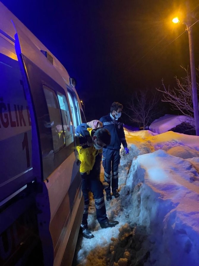 Sağlık Pehlivan’ı: Yaşlı Kadını Sırtında Ambulansa Taşıdı