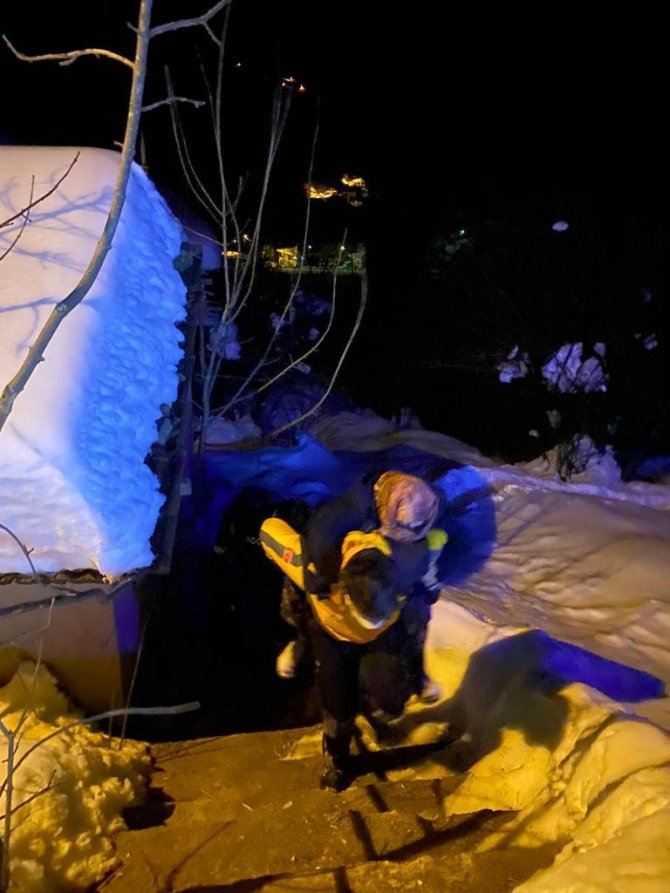 Sağlık Pehlivan’ı: Yaşlı Kadını Sırtında Ambulansa Taşıdı