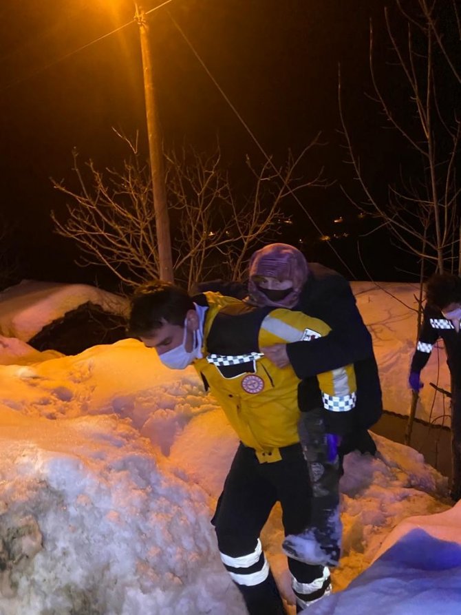 Sağlık Pehlivan’ı: Yaşlı Kadını Sırtında Ambulansa Taşıdı