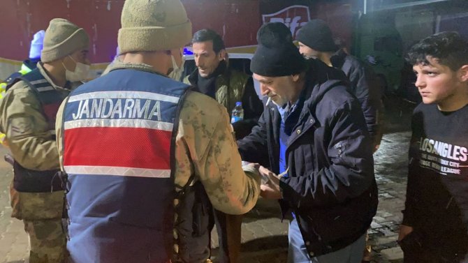 Kar Ve Tipiden Kapanan Karayolunun Açılmasını Bekleyenlere Jandarma Çorba İkram Etti