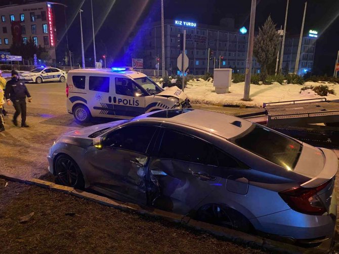 Kırmızı Işıkta Geçen Polis Aracı Kavşakta Otomobille Çarpıştı