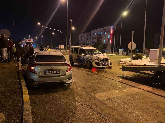 Kırmızı Işıkta Geçen Polis Aracı Kavşakta Otomobille Çarpıştı