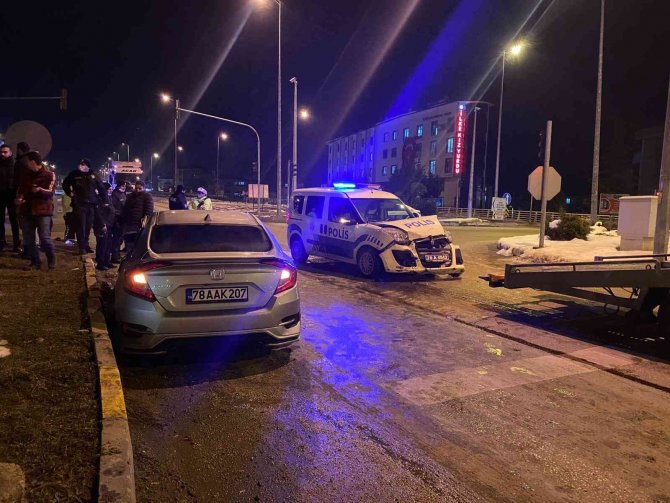 Kırmızı Işıkta Geçen Polis Aracı Kavşakta Otomobille Çarpıştı