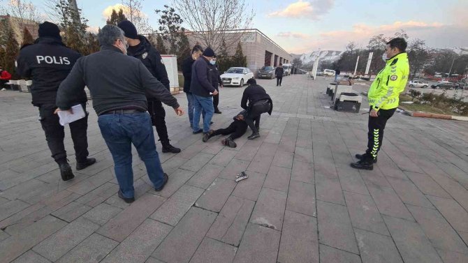 Ekipleri Peşine Taktı, Kovalamaca Sonucu Belinde Silahla Yakalandı