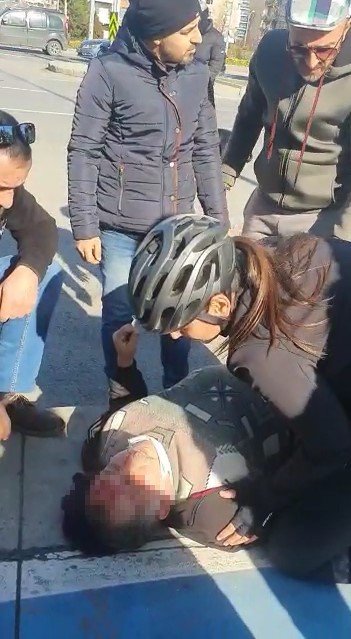 Kartal’da Otomobilin Çarptığı Yaralıya Yoldan Geçen Sağlıkçı Yardım Etti