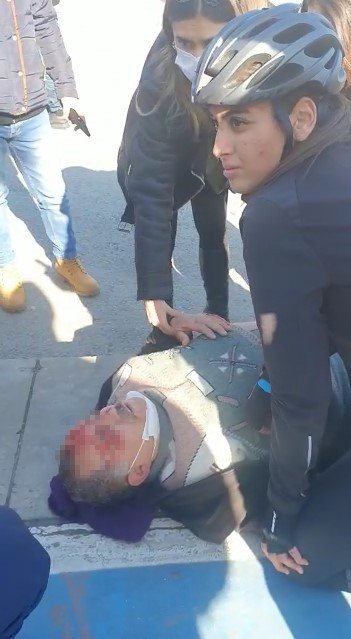 Kartal’da Otomobilin Çarptığı Yaralıya Yoldan Geçen Sağlıkçı Yardım Etti