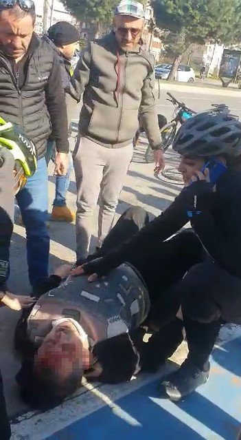 Kartal’da Otomobilin Çarptığı Yaralıya Yoldan Geçen Sağlıkçı Yardım Etti