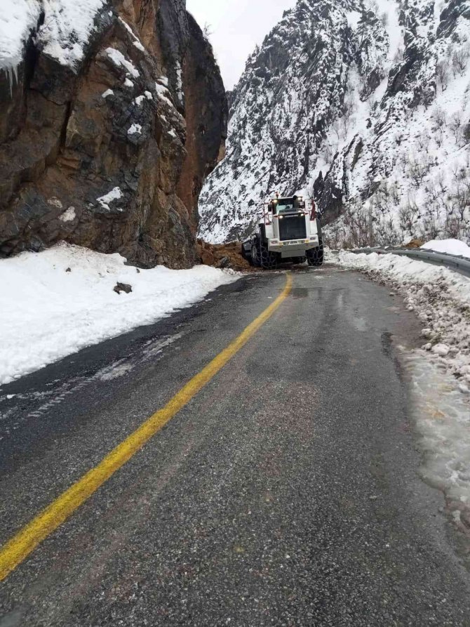 Heyelan Sonucu Kapanan Yol Ulaşıma Açıldı