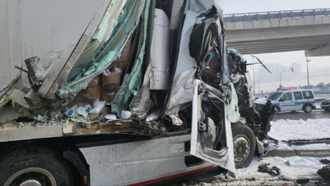 Kayseri’de Feci Kaza, Tır Kağıt Gibi Ezildi