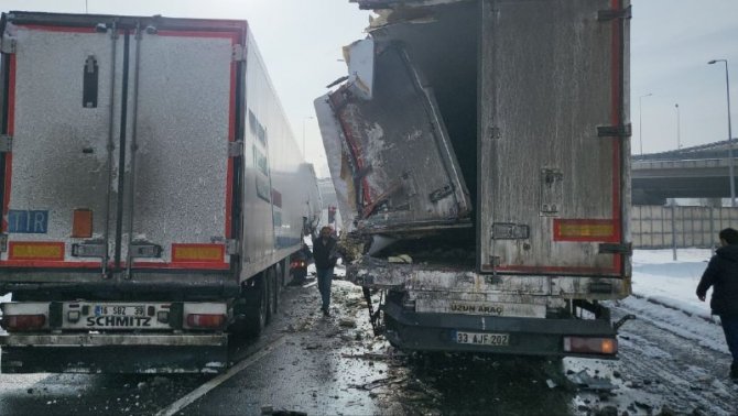 Kayseri’de Feci Kaza, Tır Kağıt Gibi Ezildi