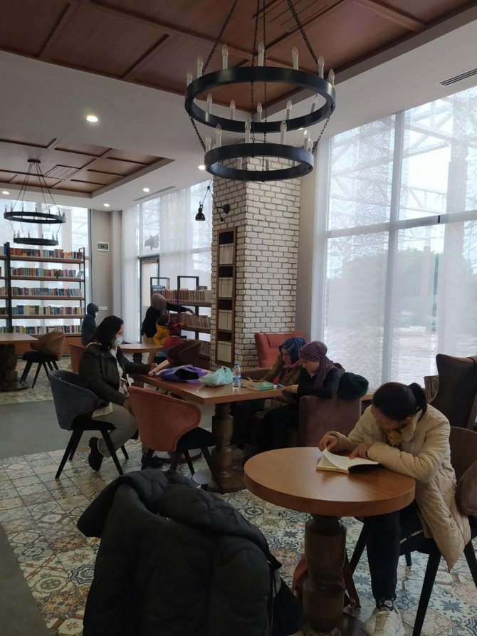 Ev Hanımları, Önce Tekvando Yapıp Ardından Kitap Okuyorlar