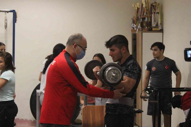 Kilis’ten Bilek Güreşinde Avrupa Ve Dünya Şampiyonalarına Katılarak Altın Madalya İle Dönen Sporcular Destek Bekliyor