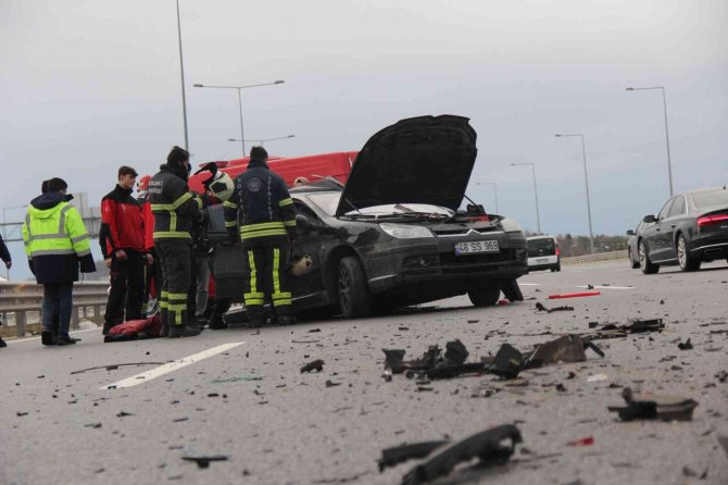 İ̇ki Otomobil Kazaya Karıştı, Otomobillerden Eser Kalmadı