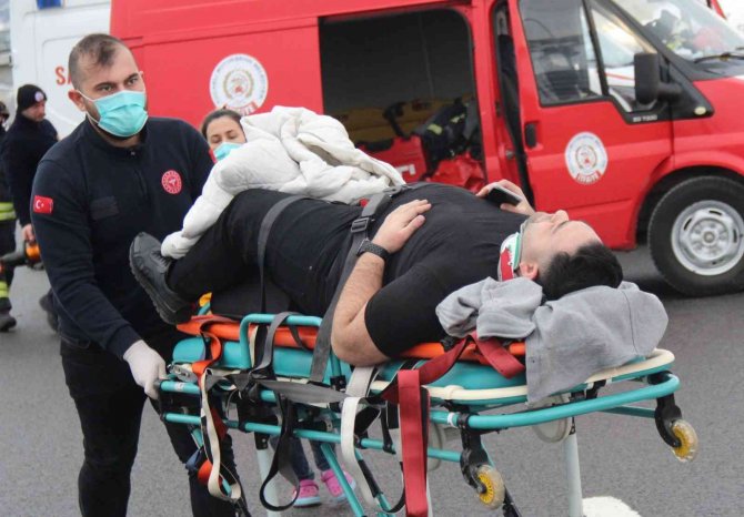 İ̇ki Otomobil Kazaya Karıştı, Otomobillerden Eser Kalmadı