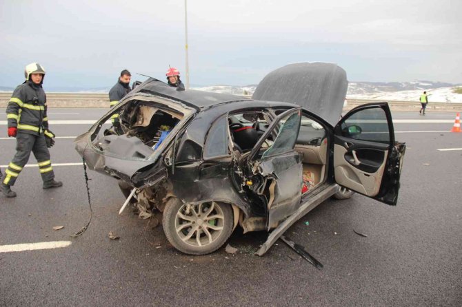 İ̇ki Otomobil Kazaya Karıştı, Otomobillerden Eser Kalmadı