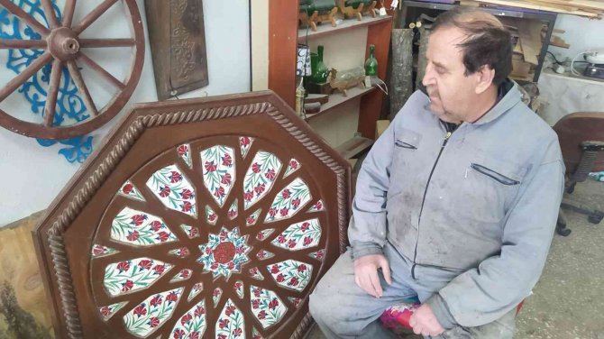 Ahşabı Çiniyle Buluşturdu