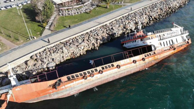 Maltepe Sahilde Tehlikeli Eğlence: Yan Yatan Gemi Çocukların Oyun Alanına Döndü