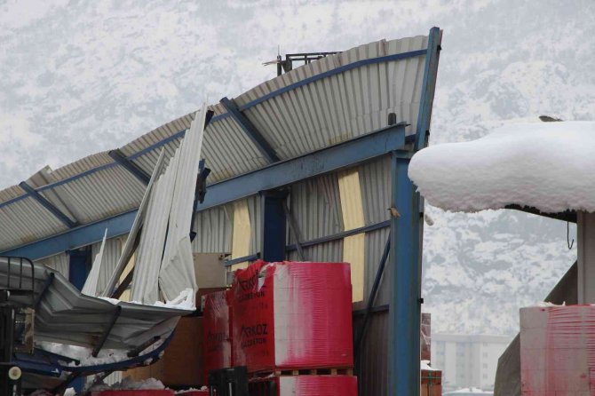 Deponun Çatısı Biriken Karlar Temizlenmeye Başlarken Çöktü