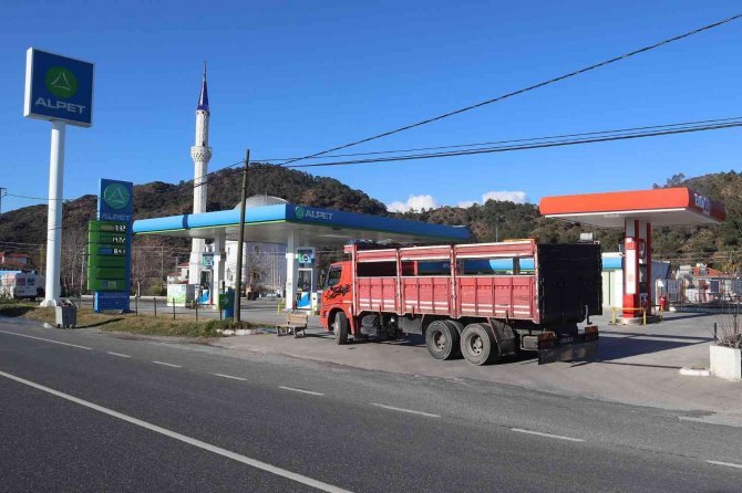 Kira Alamıyoruz Dediler, Kamyonlarla Benzinliğin Giriş Çıkışını Kapattılar
