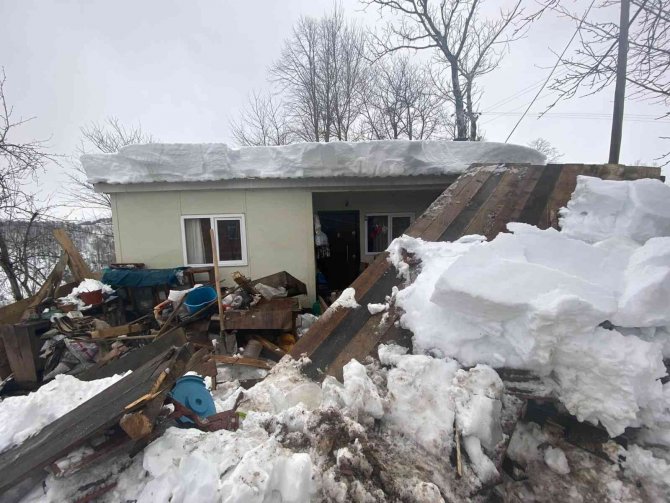 Ordu’da Kar Ağırlığına Dayanamayan Balkon Çöktü: 1 Yaralı