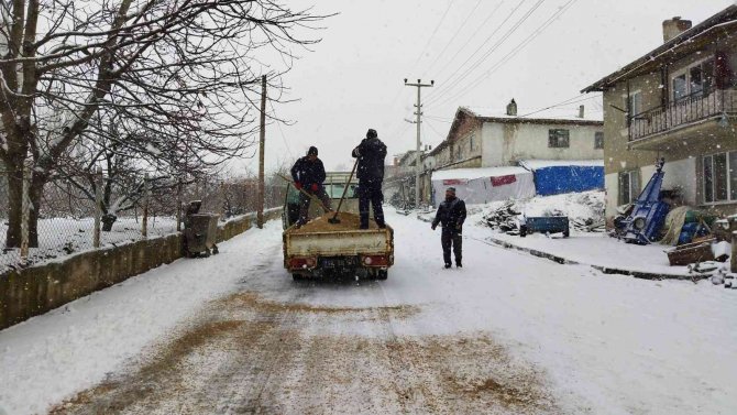Pazarlar’da Karla Mücadelede 100 Ton Tuz Kullanıldı