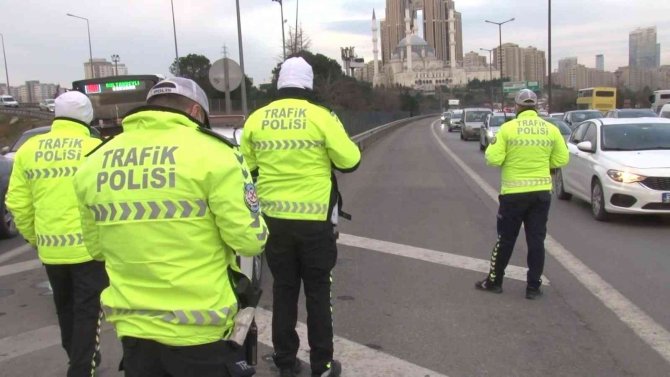Polisleri Görünce Otoyolda Geri Geri Kaçmaya Çalıştı, Cezadan Kurtulamadı