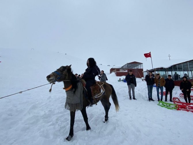 Pursaklar’n Gençleri Kayak Şenliği’nde