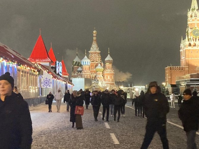 Moskova’da Kar Yağışı Kızıl Meydan’da Kartpostallık Görüntüler Oluşturdu