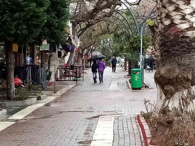 Erdek’te Sağanak Yağış Etkili Oldu