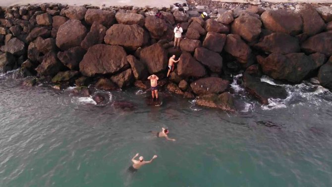 Karadeniz’de Şubatta Donduran Deniz Keyfi