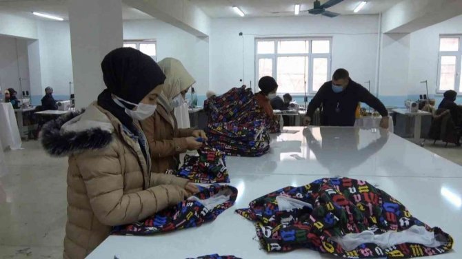 Siirt’te Atıl Durumdaki Bina Tekstil Atölyesine Çevrildi, Devlet Desteğiyle 50 Kişiye İş İmkanı Sağlandı
