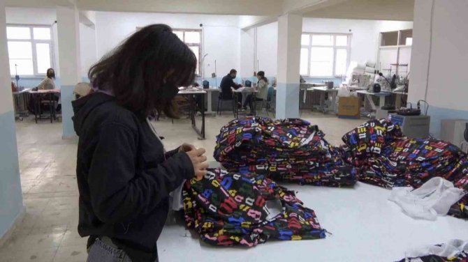 Siirt’te Atıl Durumdaki Bina Tekstil Atölyesine Çevrildi, Devlet Desteğiyle 50 Kişiye İş İmkanı Sağlandı