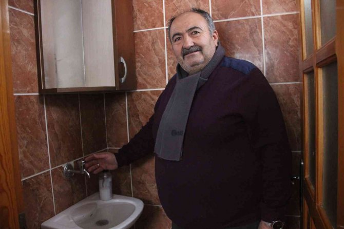 Donmasın Diye Musluğu Açık Bıraktı, Akan Su Bile Dondu