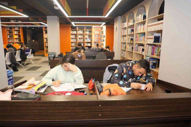 Talas’ın Kütüphanelerine Ara Tatilde De Yoğun İlgi