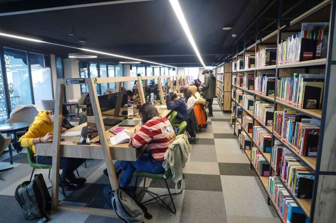 Talas’ın Kütüphanelerine Ara Tatilde De Yoğun İlgi