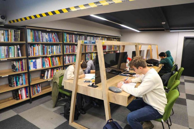 Talas’ın Kütüphanelerine Ara Tatilde De Yoğun İlgi