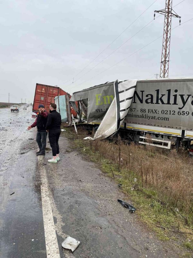 Tekirdağ’da Kavşakta Feci Kaza: 2 Yaralı