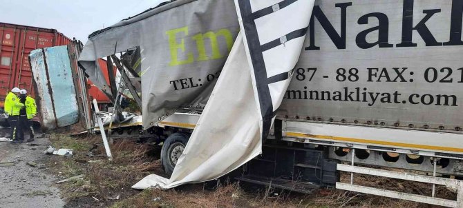 Tekirdağ’da Kavşakta Feci Kaza: 2 Yaralı