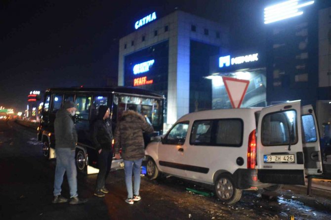 Basın Ekspres’te Park Halindeki Minibüse Hafif Ticari Araç Çarptı: 3 Kişi Yaralandı
