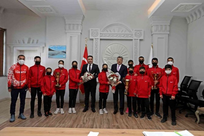 Şampiyon Takımdan Vali Bilmez’e Ziyaret