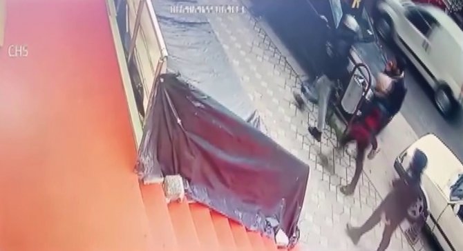 Tuzla’da Kavga Ayırmak İsteyen Ağabeyi İle Kardeşi Bıçakladılar
