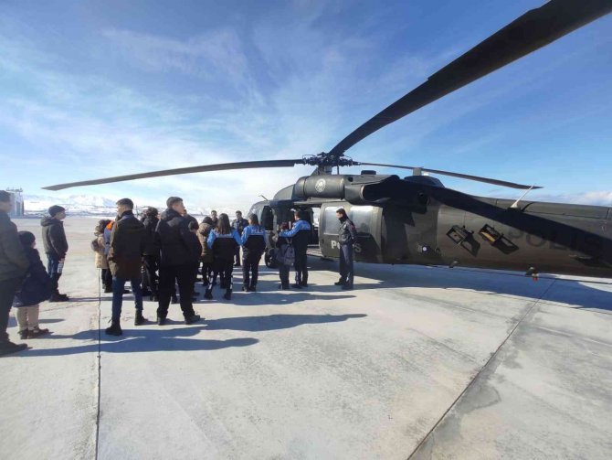 Vanlı Çocuklar Helikoptere Bindi