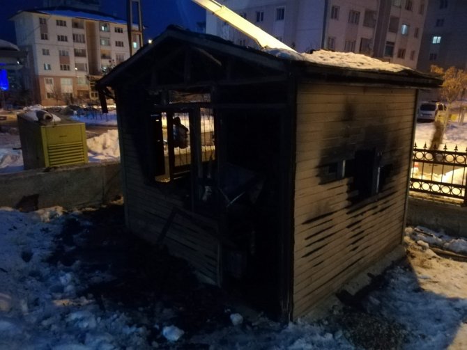 Kulübede Isınmak İçin Ateş Yaktılar, Söndüremeyince Kaçtılar