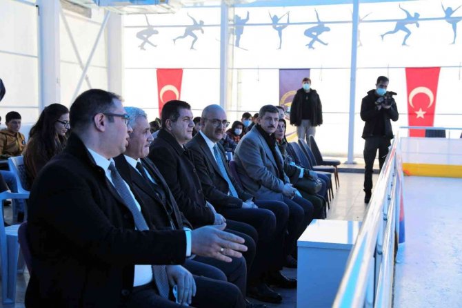 İ̇pekyolu’nda Öğrenciler Buz Pistiyle Tanıştı