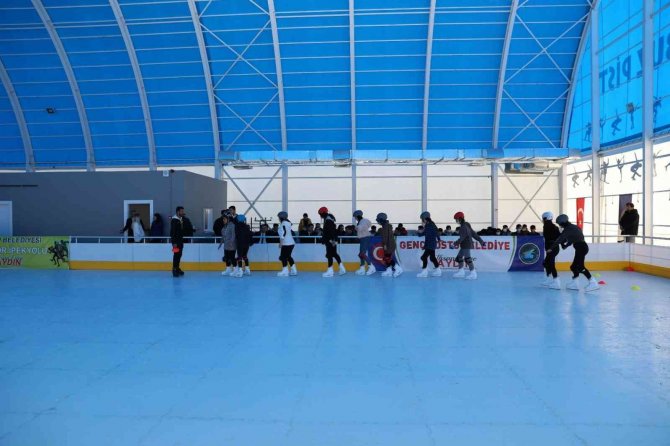 İ̇pekyolu’nda Öğrenciler Buz Pistiyle Tanıştı