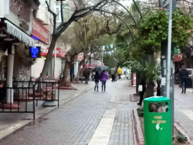 Erdek’te Sağanak Yağış Etkili Oldu