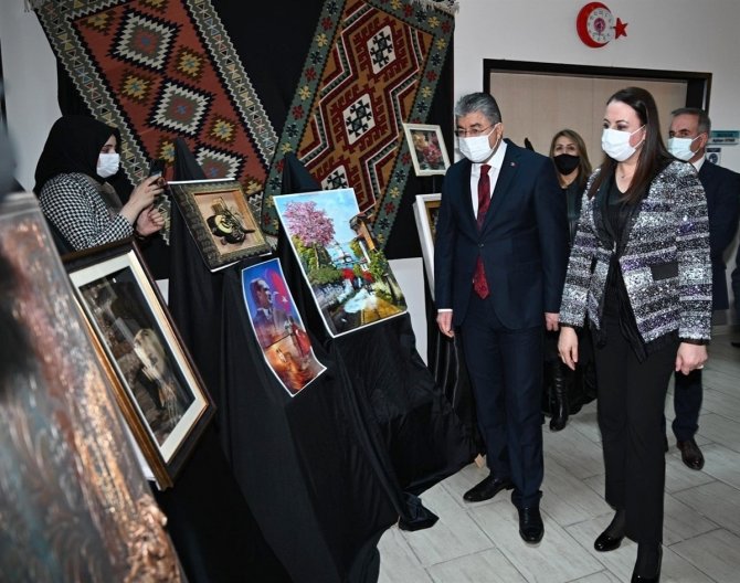 Osmaniye’de Kursiyerler El Emeği Göz Nuru Ürünlerini Sergiledi
