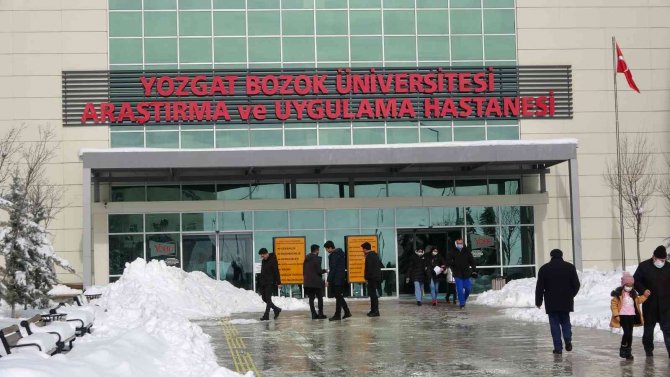 Hastanenin Yangın Merdiveninde Ölü Bulunan Kadın Toprağa Verildi